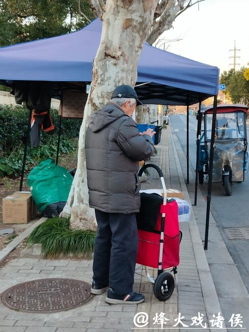 岁末年初快递量激增 小哥竟搭起帐篷“霸占”人行道