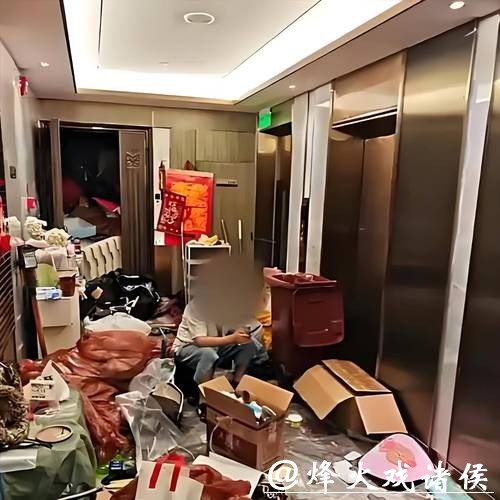 被全网嘲笑的“上海最壕垃圾屋”,央视出手改造!惊艳所有人,大叔当场泪崩 被全网嘲笑的“上海最壕垃圾屋”,央视出手改造!惊艳所有人,大叔当场泪崩