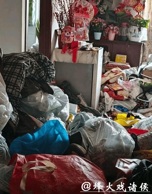 被全网嘲笑的“上海最壕垃圾屋”,央视出手改造!惊艳所有人,大叔当场泪崩 被全网嘲笑的“上海最壕垃圾屋”,央视出手改造!惊艳所有人,大叔当场泪崩