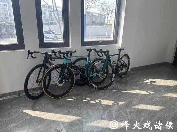 眼红工友高档自行车，男子“一锅端”偷走三辆，藏赃荒郊仍被擒